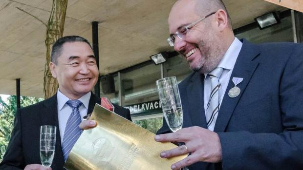 Ředitel pražské zoo Miroslav Bobek převzal z rukou velvyslance Mongolska v ČR Dorjdamby Zumberellkhama vyznamenání prezidenta Mongolska za projekt Návrat divokých koní. Foto: Petr Hamerník, Zoo Praha