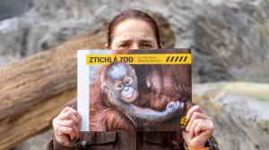 Vrchní chovatelka Denisa Zběhlíková s knížkou Ztichlá zoo, foto: Oliver Le Que, Zoo Praha