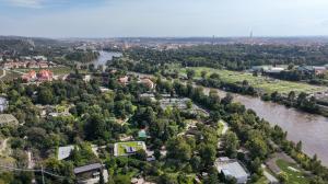 Situace se pro Zoo Praha vyvinula naštěstí příznivě a aktuální tok Vltavy její areál již nijak neohrožuje. Foto Oliver Le Que, Zoo Praha