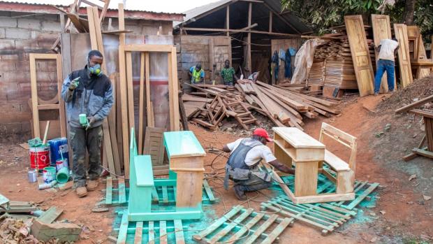 Dokončování školních lavic v truhlárně v kamerunské metropoli Yaoundé. Výměnou za původní, které jsme si odvezli do Prahy, jsme je poskytli škole v Somalomo. Foto Miroslav Bobek