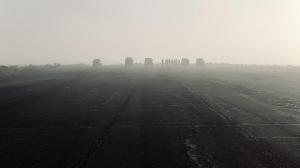 Do ranní mlhy zahalená dráha opuštěného letiště v Arkalyku. Na ni, necelých tři sta kilometrů od cílového bodu, by měla dosedat letadla s našimi převaláky. Foto: Miroslav Bobek, Zoo Praha