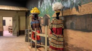 Figuríny jsou oblečené do látek dovezených z Afriky. Foto: Petr Hamerník, Zoo Praha