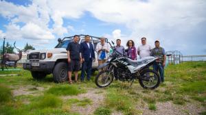 Ceremonial handover of an off-road vehicle and motorbike. From left: S. Dalaitseren, employee at We Help Them to Survive—Mongolia, D. Naranbaatar, Director of the Nömrög National Park, Miroslav Bobek, E. Byambajargal, Governor of Khalkhgol District, Veronika Kapišovská, a Mongolist, P. Itgeltögs, Chairman of the District Council, O. Ganbaatar, Director of We Help Them to Survive—Mongolia. Photo: David Broda, Prague Zoo