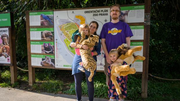 Rodina z Úval má zakoupenou roční permanentku, do Zoo Praha tak chodí pravidelně. Pozice miliontého návštěvníka je během podvečerní návštěvy prý velmi překvapila. Foto: Petr Hamerník, Zoo Praha