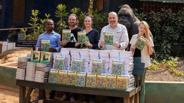 Hundreds of Gorilla Tales and new educational brochures entitled The Little Gorilla were handed over to representatives of Ape Action Africa at the Méfou Rescue Station. From right: head of in situ projects at Prague Zoo, Kristýna Čechlovská, Prague Zoo’s director, Miroslav Bobek, director of Ape Action Africa Rachel Hogan, project manager at Ape Action Africa, Arend Van Blerk, and Prague Zoo’s coordinator of the Wandering Bus, Jocelyn Aubery Ewane. Photo Lenka Janochová, Prague Zoo 