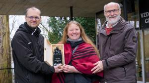 Držitelé Velkého Richarda, zástupci Klubu Terryho Pratchetta. Zleva předseda klubové rady Petr „Hadati“ Čáp, hospodářka klubu Věra „VeHaLi“ Liptáková a kurátor plazů Zoo Praha Petr Velenský. Foto Petr Hamerník, Zoo Praha