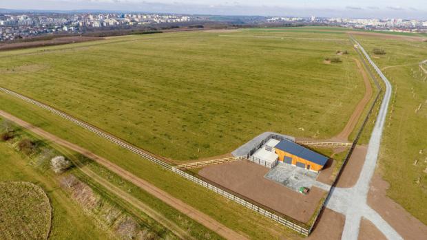 Snímek ohrady se zázemím pro koně Převalského na Dívčích hradech. Foto z dronu: Miroslav Bobek, Zoo Praha