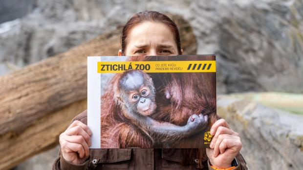 Vrchní chovatelka Denisa Zběhlíková s knížkou Ztichlá zoo, foto: Oliver Le Que, Zoo Praha