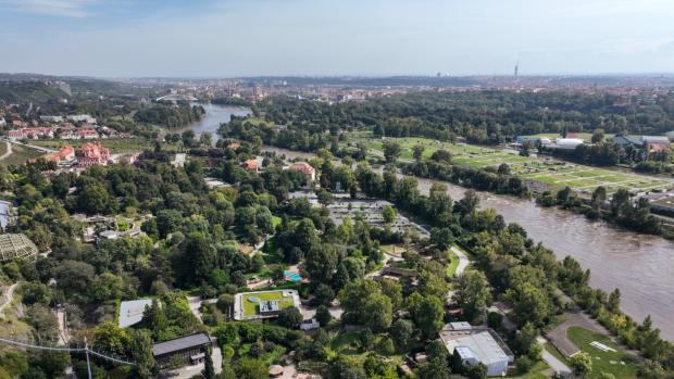 Situace se pro Zoo Praha vyvinula naštěstí příznivě a aktuální tok Vltavy její areál již nijak neohrožuje. Foto Oliver Le Que, Zoo Praha