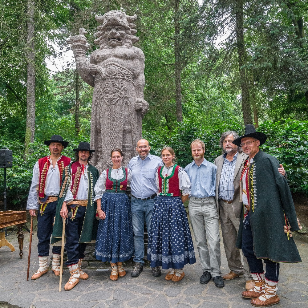 Slavnostního odhalení sochy Radegasta se zúčastnil ředitel Zoo Praha Miroslav Bobek, restaurátoři sochy a hosté z Valašska. Foto: Hamerník, Zoo Praha