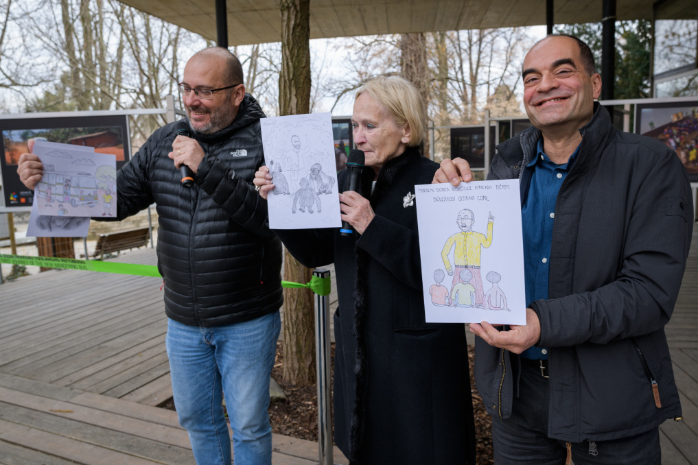 Vernisáže se zúčastnila i paní Běla Jensen, prezidentka hnutí „Na vlastních nohou“ – Stonožka. Foto: Petr Hamerník, Zoo Praha