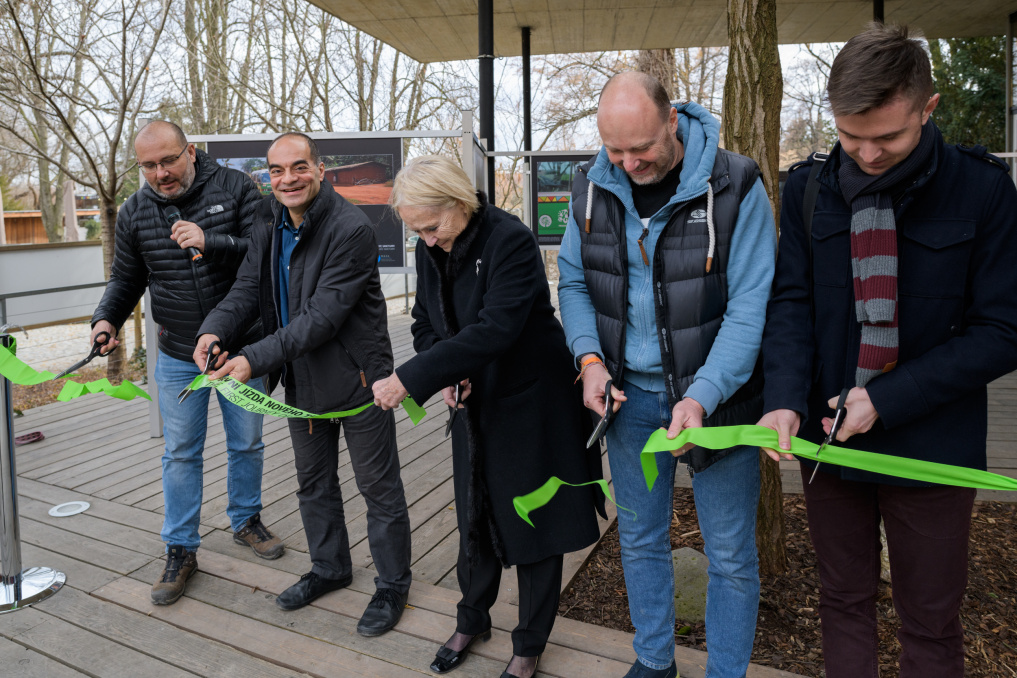 Slavnostní přestřižení pásky. Zleva: ředitel Zoo Praha Miroslav Bobek, autor vystavených fotografií Khalil Baalbaki, prezidentka hnutí Stonožka paní Běla Jensen, dokumentarista Petr Horký a reportér Petr Obrovský. Foto: Petr Hamerník, Zoo Praha 