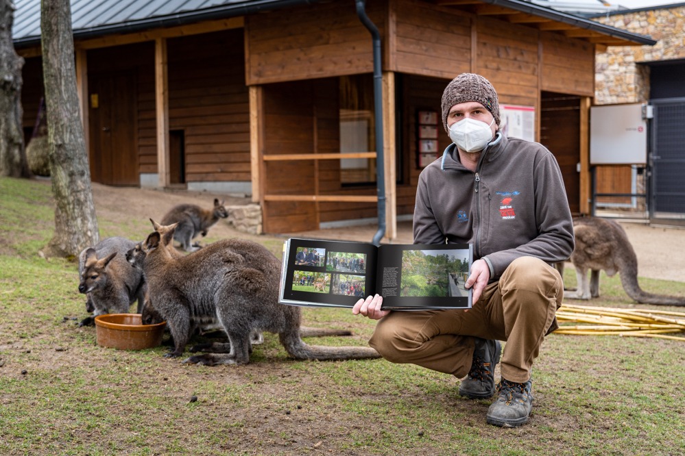 Chovatel David Vala s dalšími svými svěřenci z Darwinova kráteru. Foto: Oliver Le Que, Zoo Praha