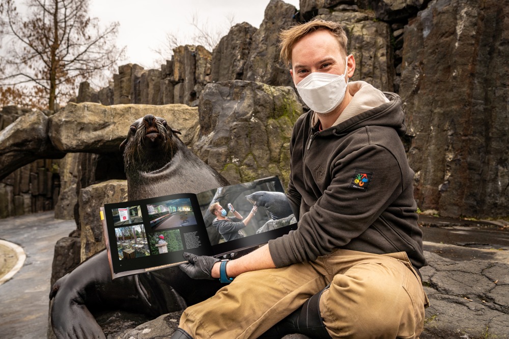 Vrchní chovatel Jakub Mezei s lachtanem Melounem. Foto: Oliver Le Que, Zoo Praha