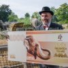 Zoo Praha představila v rámci oslav speciální sérii Trojských tolarů zpracovanou Státní tiskárnou cenin. Na fotografii ředitel Zoo Praha Miroslav Bobek s „bankovkou“ s vyobrazením slona indického. Autor: Petr Hamerník, Zoo Praha 