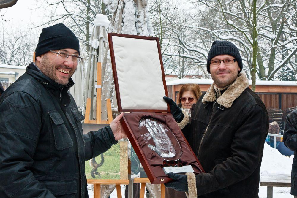 Ředitel Zoo Praha Miroslav Bobek a Petr Kubernát, ředitel marketingu společnosti REMA Systém s Divokým Richardem, foto (c) Jiří Trojánek