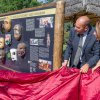 Slavnostní odhalení panelu s maskami zpodobňujícími opičího boha Hanumána.  Foto: Petr Hamerník, Zoo Praha