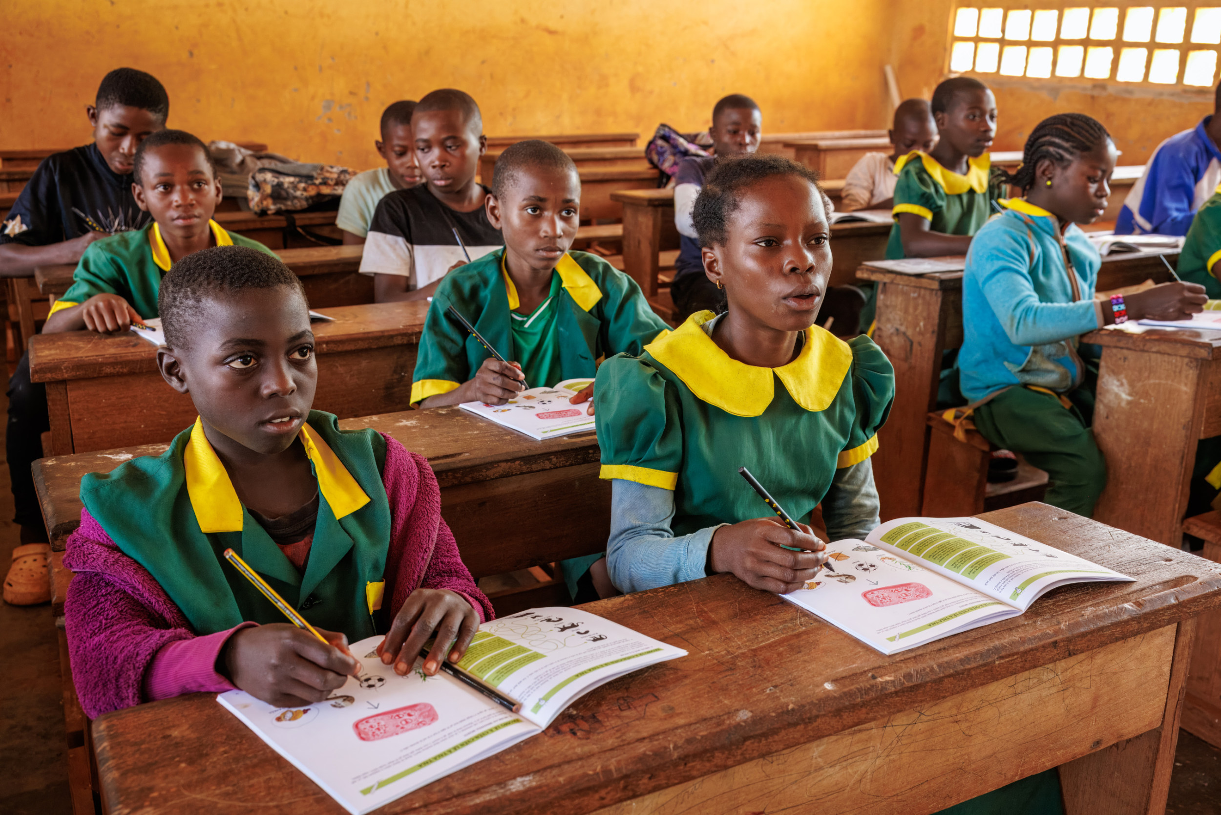 The first children to receive a new educational brochure from Prague Zoo as they attend a school in Somalomo, Cameroon. The tutor immediately incorporated it into the lessons, while Prague Zoo representatives presented the methodology for working with the individual tasks. Photo Miroslav Bobek, Prague Zoo 